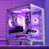 Gabinete cubo blanco armado con tarjeta gráfica, ventiladores e iluminación RGB sobre un escritorio